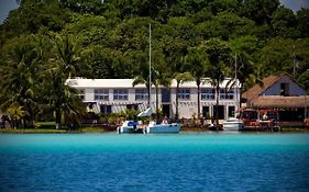 The Yak Lake House - Hostal Bacalar